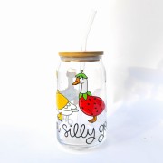 Szklanka 500 ml z bambusową pokrywką i słomką - Kubek just a silly goose - po prostu głupia gąska . Szklanka z  gęsią gąską  - pocichutku.pl