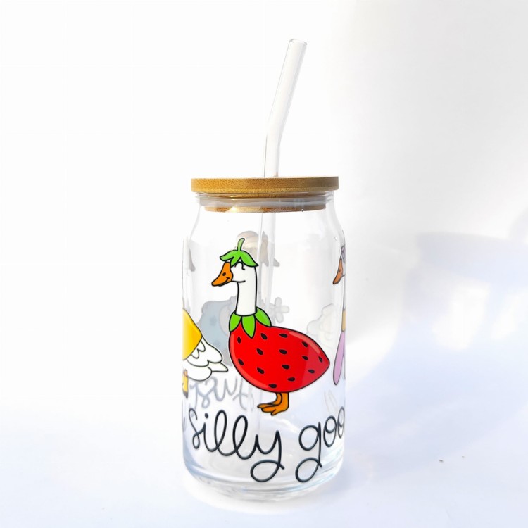 Szklanka 500 ml z bambusową pokrywką i słomką - Kubek just a silly goose - po prostu głupia gąska . Szklanka z  gęsią gąską  - pocichutku.pl