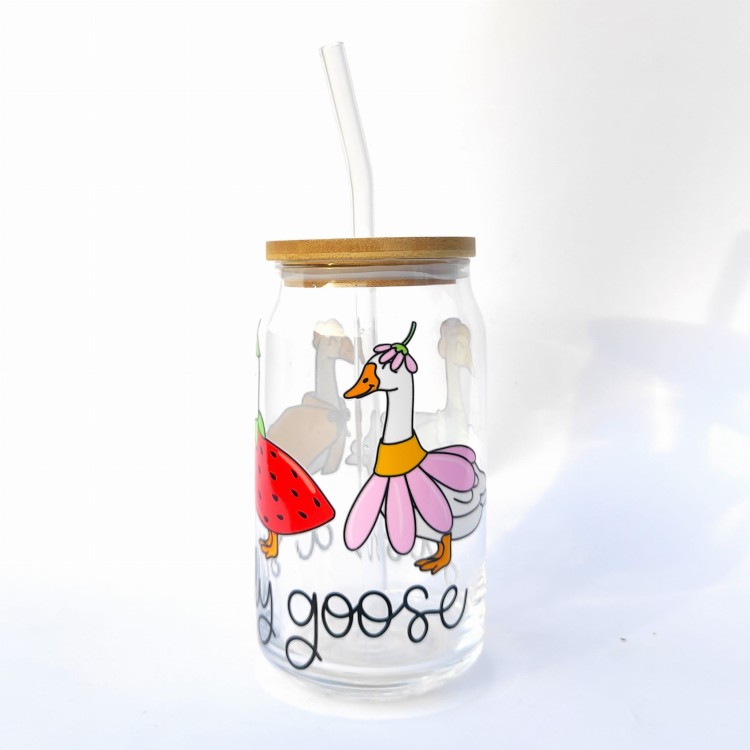 Szklanka 500 ml z bambusową pokrywką i słomką - Kubek just a silly goose - po prostu głupia gąska . Szklanka z  gęsią gąską  - pocichutku.pl