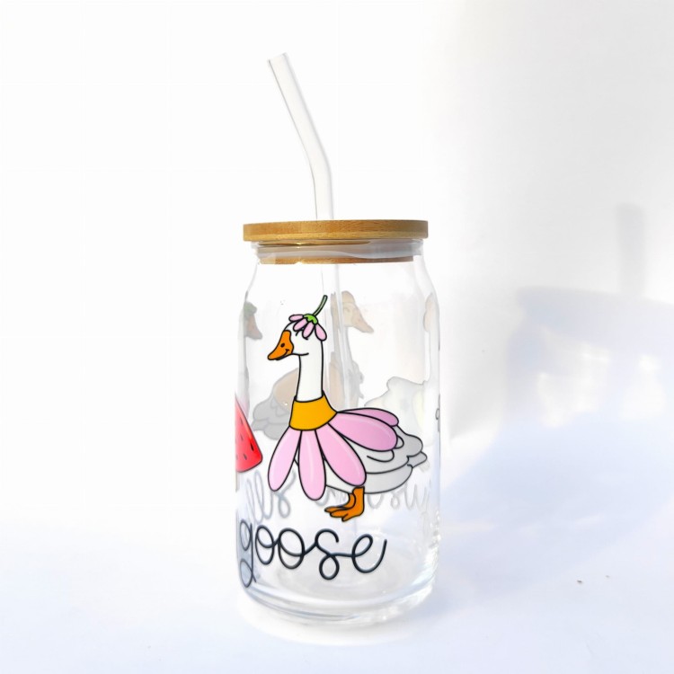 Szklanka 500 ml z bambusową pokrywką i słomką - Kubek just a silly goose - po prostu głupia gąska . Szklanka z  gęsią gąską  - pocichutku.pl