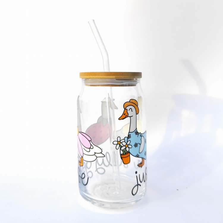Szklanka 500 ml z bambusową pokrywką i słomką - Kubek just a silly goose - po prostu głupia gąska . Szklanka z  gęsią gąską  - pocichutku.pl