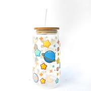Szklanka 550 ml z bambusową pokrywką i słomką - Kubek dla dziecka kolorowy kosmos  - pocichutku.pl