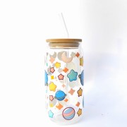 Szklanka 550 ml z bambusową pokrywką i słomką - Kubek dla dziecka kolorowy kosmos  - pocichutku.pl
