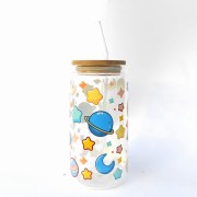 Szklanka 550 ml z bambusową pokrywką i słomką - Kubek dla dziecka kolorowy kosmos  - pocichutku.pl