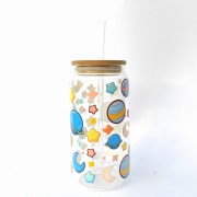 Szklanka 550 ml z bambusową pokrywką i słomką - Kubek dla dziecka kolorowy kosmos  - pocichutku.pl