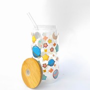 Szklanka 550 ml z bambusową pokrywką i słomką - Kubek dla dziecka kolorowy kosmos  - pocichutku.pl