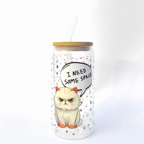 Szklanka 550 ml z bambusową pokrywką i słomką - kotek i need space potrzebuje miejsca spokoju kubek dla introwertyka - pocichutku.pl