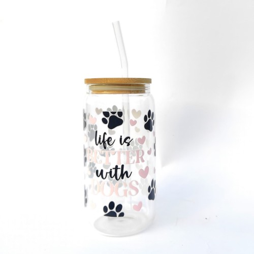 Szklanka 550 ml z bambusową pokrywką i słomką - life is better with dogs kubek dla psiarza życie jest lepsze z pieskami psem psami - pocichutku.pl