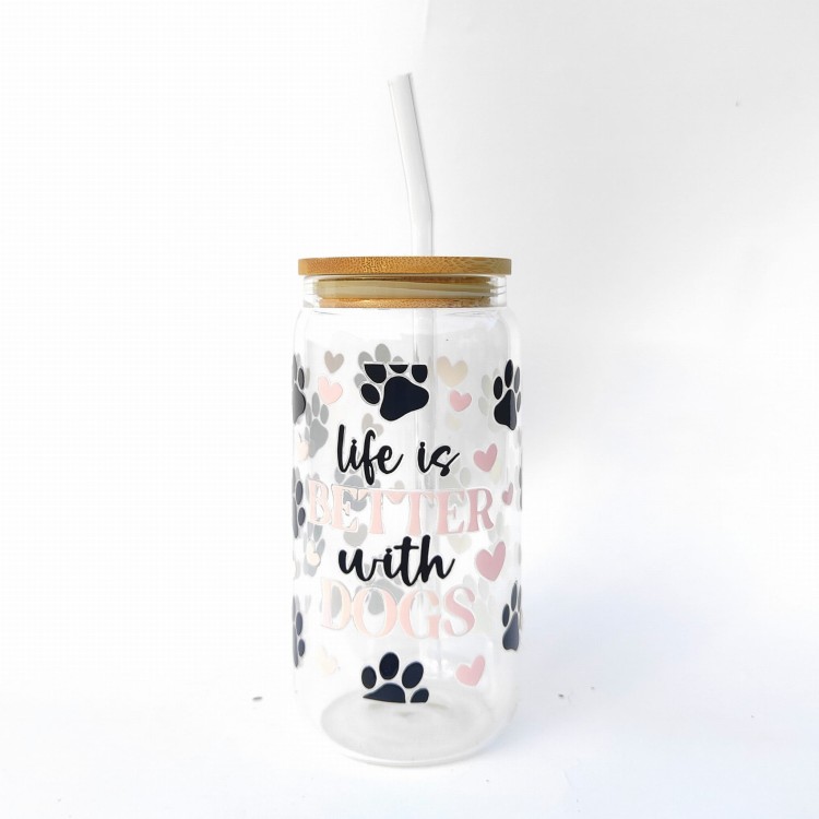 Szklanka 550 ml z bambusową pokrywką i słomką - life is better with dogs kubek dla psiarza życie jest lepsze z pieskami psem psami - pocichutku.pl