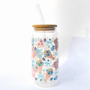 Szklanka 550 ml z bambusową pokrywką i słomką - kubek w niebieskie misie bukiety ciastko słodka szklanka dla dziewczynki - pocichutku.pl