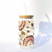 Szklanka 550 ml z bambusową pokrywką i słomką –panterkowa tęcza z różowymi akcentami - pocichutku.pl