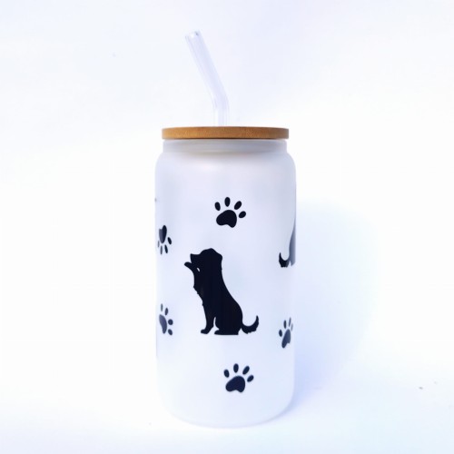 Szklanka 550 ml z bambusową pokrywką i słomką - Czarne pieski na mlecznym szkle szczeniaki - pocichutku.pl