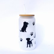 Szklanka 550 ml z bambusową pokrywką i słomką - Czarne pieski na mlecznym szkle szczeniaki - pocichutku.pl