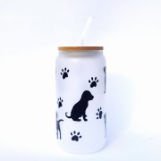 Szklanka 550 ml z bambusową pokrywką i słomką - Czarne pieski na mlecznym szkle szczeniaki - pocichutku.pl