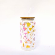Serduszkowe serca - Kolorowe serca na szklance 550 ml z pokrywką bambusową i słomką - pocichutku.pl