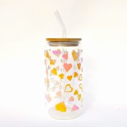 Serduszkowe serca - Kolorowe serca na szklance 550 ml z pokrywką bambusową i słomką - pocichutku.pl