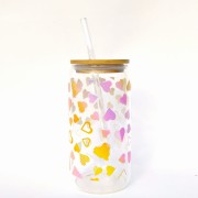 Serduszkowe serca - Kolorowe serca na szklance 550 ml z pokrywką bambusową i słomką - pocichutku.pl