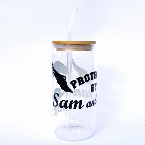 Supernatural Protected by Sam and Dean - szklanka 550 ml z bambusową pokrywką - pocichutku.pl