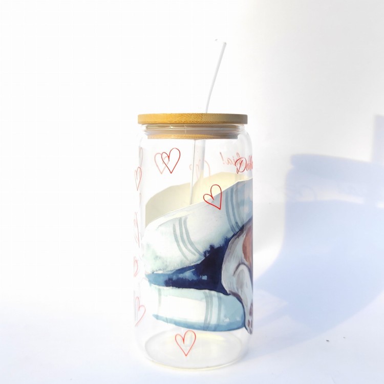 Szklanka 550 ml z bambusową pokrywką i słomką – Dobrego dnia! z motywem psa pod kocem – pocichutku.pl