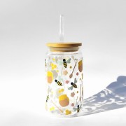 Szklanka 350 ml z bambusową pokrywką i słomką – Hello Honey z motywem pszczół i miodu – pocichutku.pl