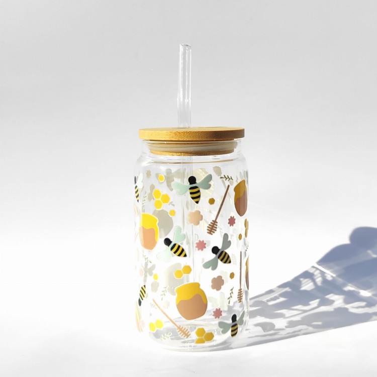 Szklanka 350 ml z bambusową pokrywką i słomką – Hello Honey z motywem pszczół i miodu – pocichutku.pl