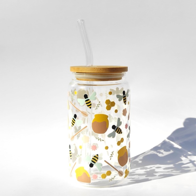 Szklanka 350 ml z bambusową pokrywką i słomką – Hello Honey z motywem pszczół i miodu – pocichutku.pl