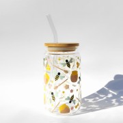 Szklanka 350 ml z bambusową pokrywką i słomką – Hello Honey z motywem pszczół i miodu – pocichutku.pl