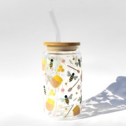 Szklanka 350 ml z bambusową pokrywką i słomką – Hello Honey z motywem pszczół i miodu – pocichutku.pl