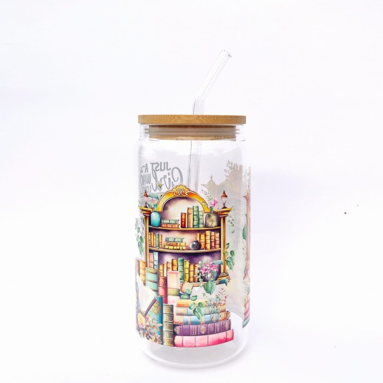 Szklanka 550 ml z bambusową pokrywką i słomką – Dziewczyna, która kocha książki z regałami inspirowanymi Piękną i Bestią – pocichutku.pl