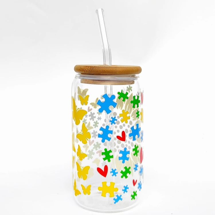 Szklanka 550 ml z bambusową pokrywką i słomką - słonecznik z puzzlami symbolem autyzmu, autystyczny słonecznik - pocichutku.pl