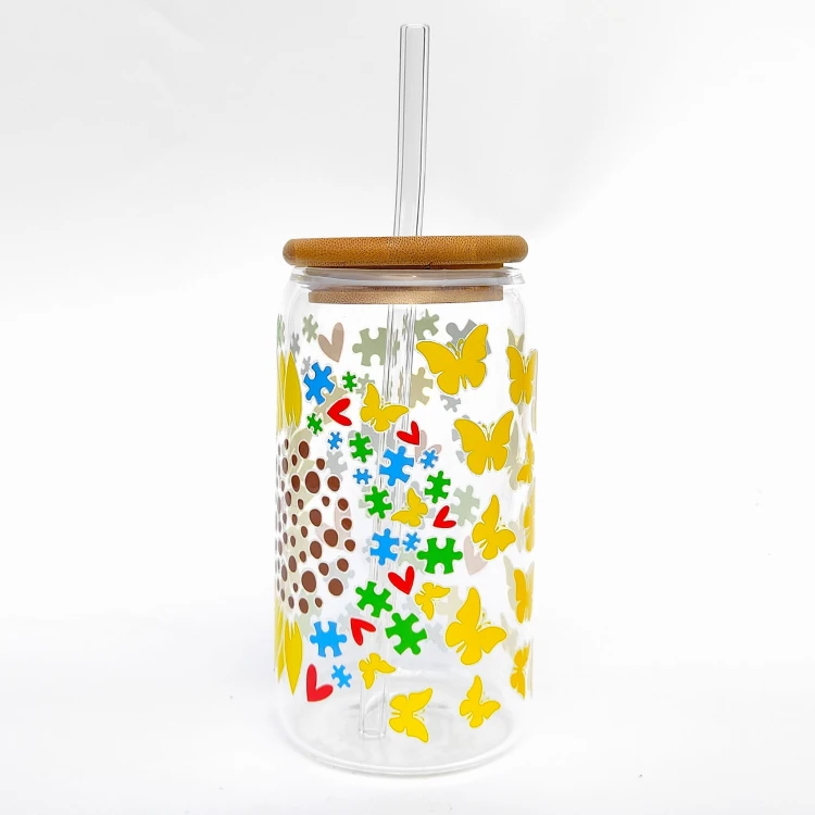 Szklanka 550 ml z bambusową pokrywką i słomką - słonecznik z puzzlami symbolem autyzmu, autystyczny słonecznik - pocichutku.pl