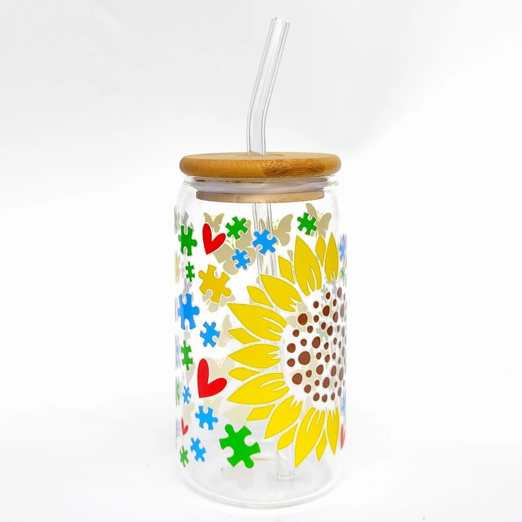 Szklanka 550 ml z bambusową pokrywką i słomką - słonecznik z puzzlami symbolem autyzmu, autystyczny słonecznik - pocichutku.pl