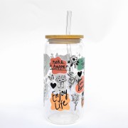 Szklanka 550 ml z bambusową pokrywką i słomką - afirmacje, pozytywne cytaty na kolorowych kleksach - pocichutku.pl