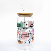 Szklanka 550 ml z bambusową pokrywką i słomką - afirmacje, pozytywne cytaty na kolorowych kleksach - pocichutku.pl
