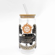 Szklanka 550 ml z bambusową pokrywką i słomką - napis supernatural i impala '67 na beżowym tle - pocichutku.pl