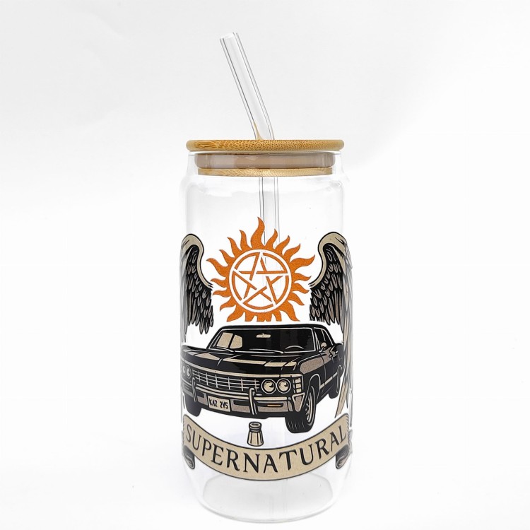 Szklanka 550 ml z bambusową pokrywką i słomką - napis supernatural i impala '67 na beżowym tle - pocichutku.pl