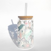 Szklanka 500 ml z bambusową pokrywką i słomką - baby shark rekiny dla dzieci w pastelowych kolorach - pocichutku.pl