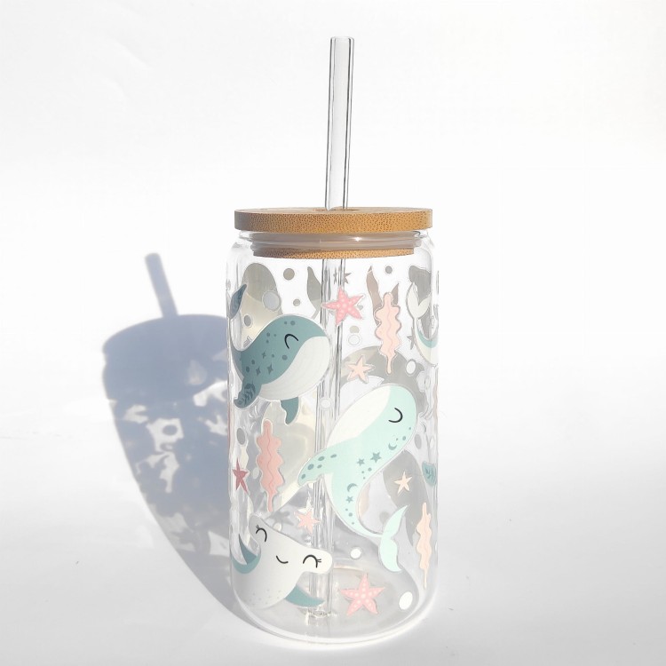 Szklanka 500 ml z bambusową pokrywką i słomką - baby shark rekiny dla dzieci w pastelowych kolorach - pocichutku.pl