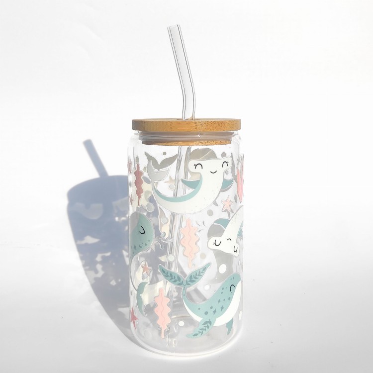 Szklanka 500 ml z bambusową pokrywką i słomką - baby shark rekiny dla dzieci w pastelowych kolorach - pocichutku.pl