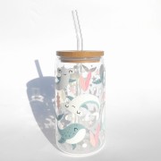 Szklanka 500 ml z bambusową pokrywką i słomką - baby shark rekiny dla dzieci w pastelowych kolorach - pocichutku.pl