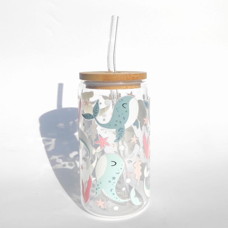 Szklanka 500 ml z bambusową pokrywką i słomką - baby shark rekiny dla dzieci w pastelowych kolorach - pocichutku.pl
