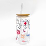 Szklanka 550 ml z bambusową pokrywką i słomką - prezent dla pielęgniarki z elementami medycznymi - pocichutku.pl
