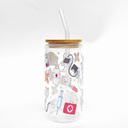 Szklanka 550 ml z bambusową pokrywką i słomką - prezent dla pielęgniarki z elementami medycznymi - pocichutku.pl
