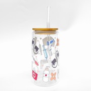 Szklanka 550 ml z bambusową pokrywką i słomką - prezent dla pielęgniarki z elementami medycznymi - pocichutku.pl
