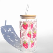 Szklanka 550 ml z bambusową pokrywką i słomką - pastelowe truskawki w otoczeniu małych kwiatków i kolorowych ozdób - pocichutku.pl