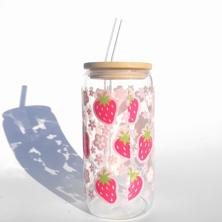 Szklanka 550 ml z bambusową pokrywką i słomką - pastelowe truskawki w otoczeniu małych kwiatków i kolorowych ozdób - pocichutku.pl