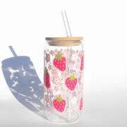 Szklanka 550 ml z bambusową pokrywką i słomką - pastelowe truskawki w otoczeniu małych kwiatków i kolorowych ozdób - pocichutku.pl