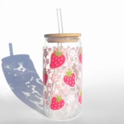 Szklanka 550 ml z bambusową pokrywką i słomką - pastelowe truskawki w otoczeniu małych kwiatków i kolorowych ozdób - pocichutku.pl