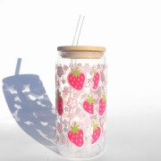 Szklanka 550 ml z bambusową pokrywką i słomką - pastelowe truskawki w otoczeniu małych kwiatków i kolorowych ozdób - pocichutku.pl