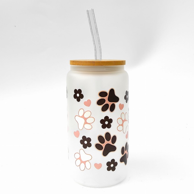 Szklanka 550 ml z bambusową pokrywką i słomką - dog mom psia mama w pastelowych kolorach w otoczeniu psich łapek - pocichutku.pl